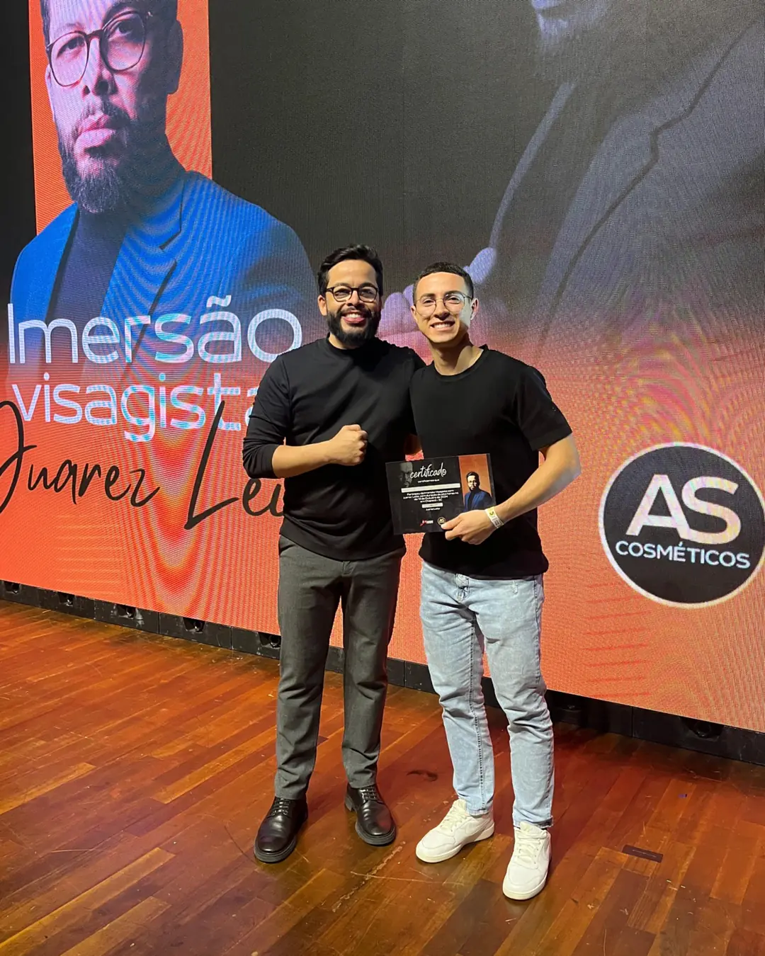 João com o certificado da Imersão Visagista, ao lado do visagista Juarez Leite